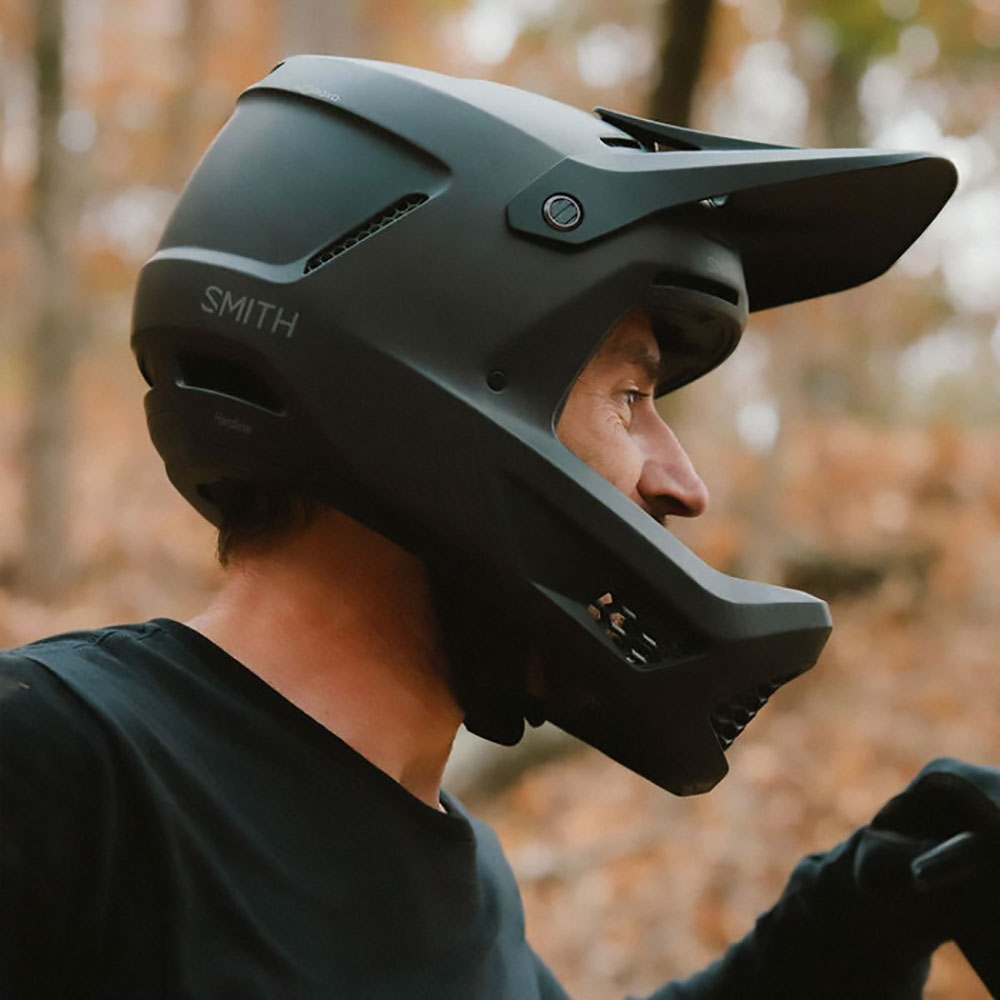 hardline-carbon-helmet_matteBlackCarbon_lifestyle01.jpg
