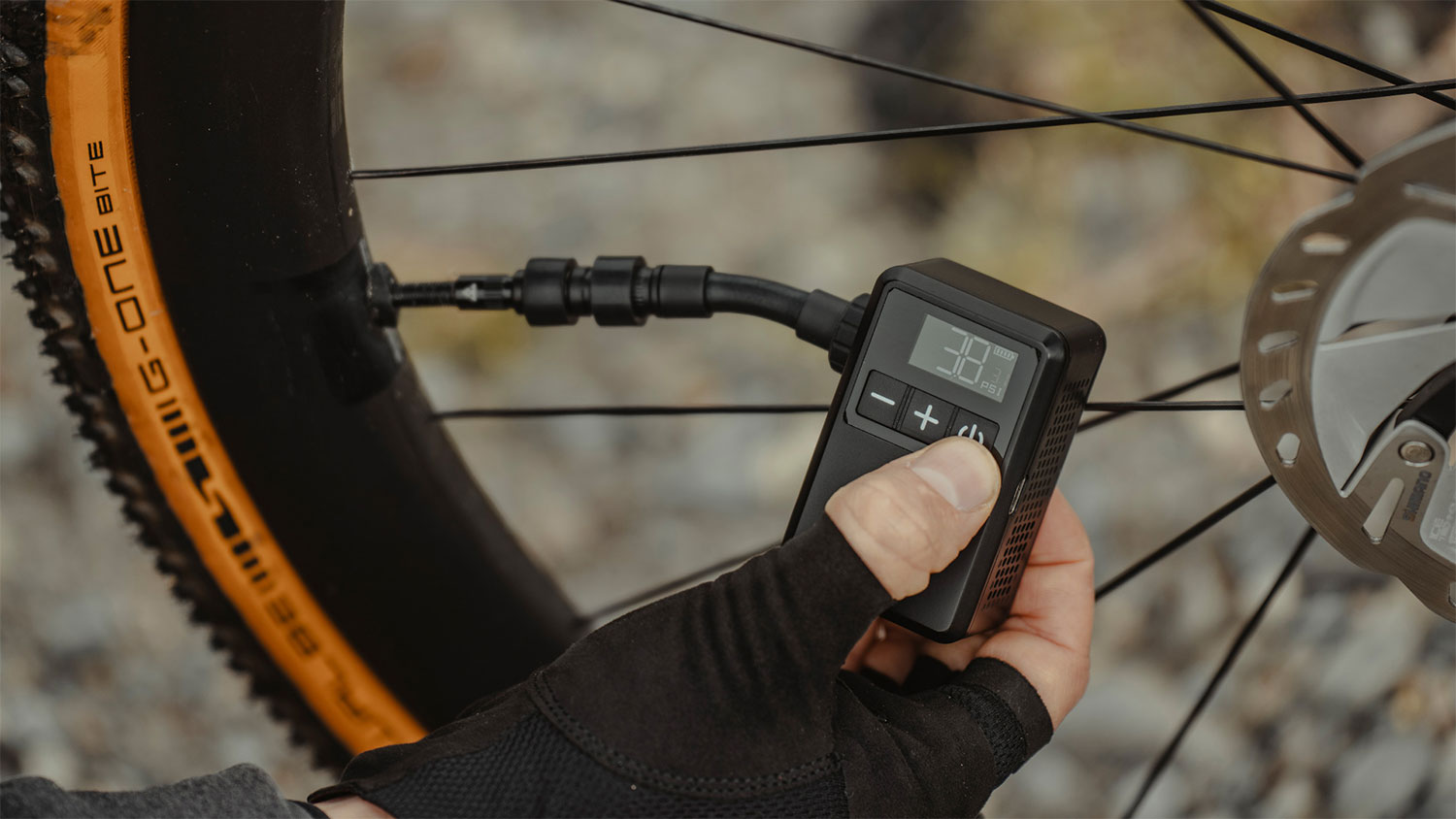 Topeak-E-Booster®-Digital-Mini-Akkupumpe-TDP-E02-(6).jpg