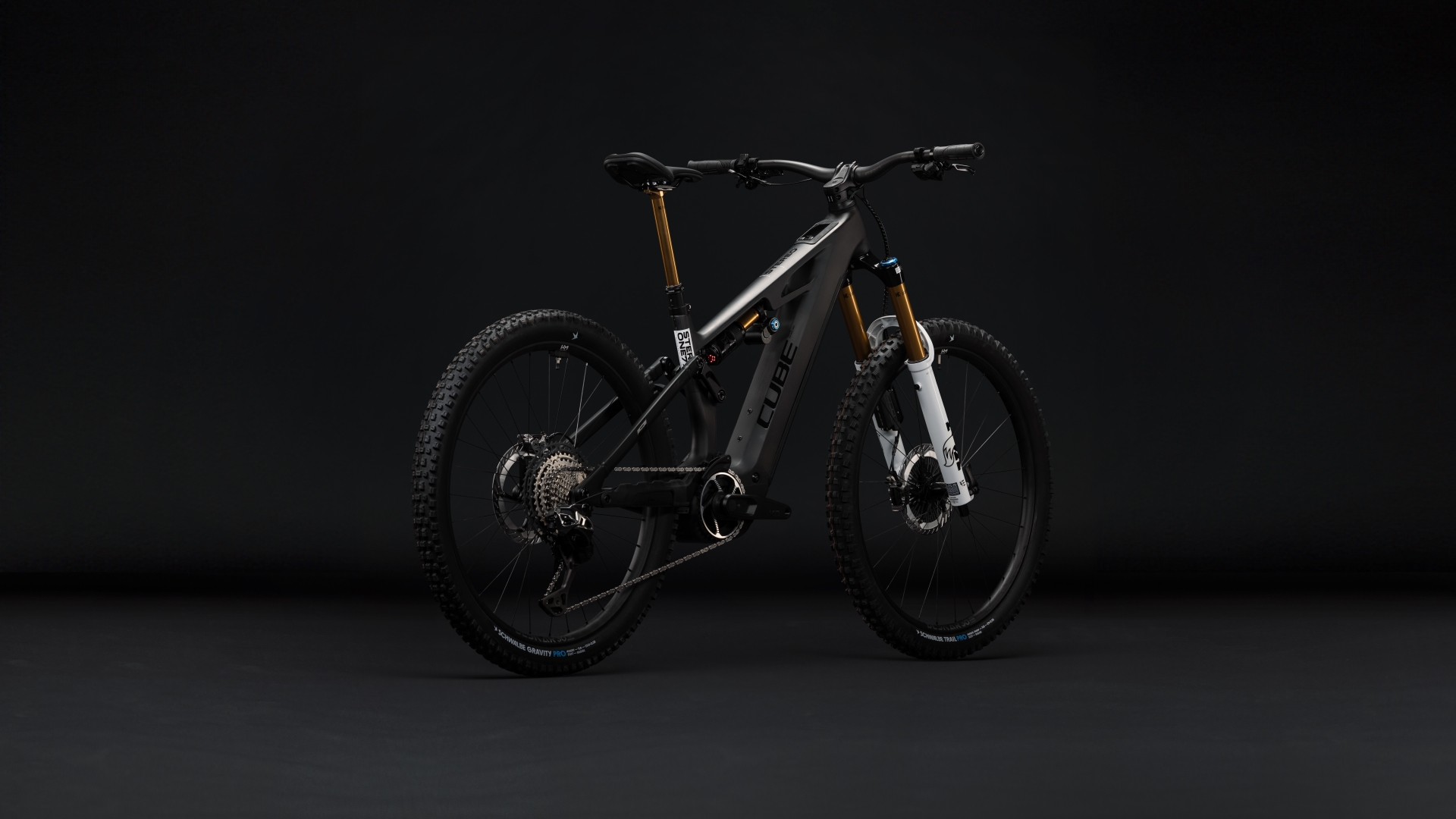 Stereo Hybrid ONE77 HPC AT 800 carbon´n´white