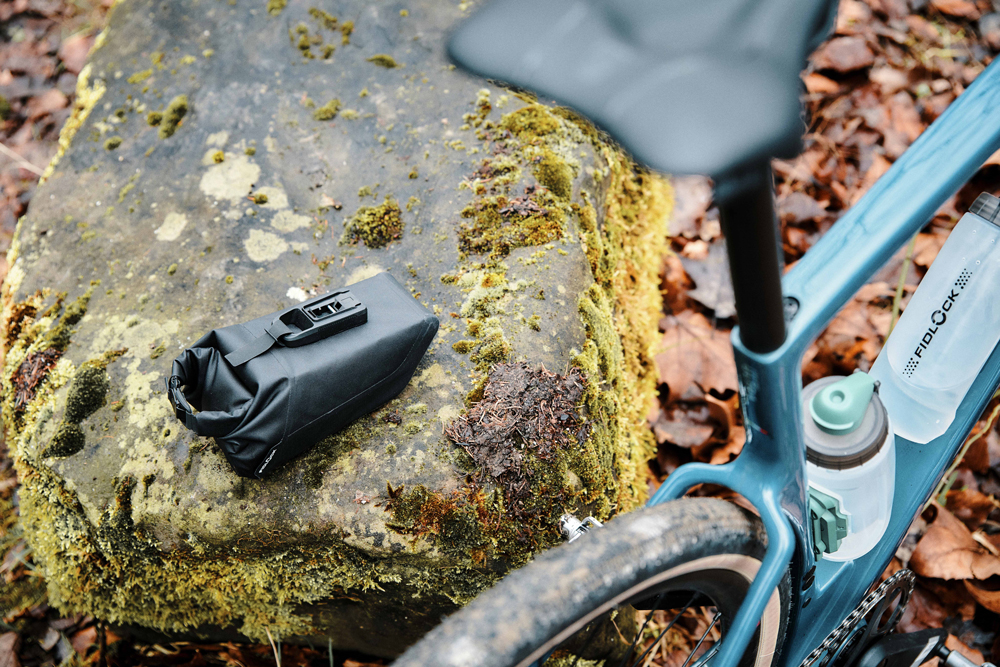 SB-20001-R00002(BLK)_PINCLIP-saddle-bag-M-+-saddle-base_outdoor_1.jpg