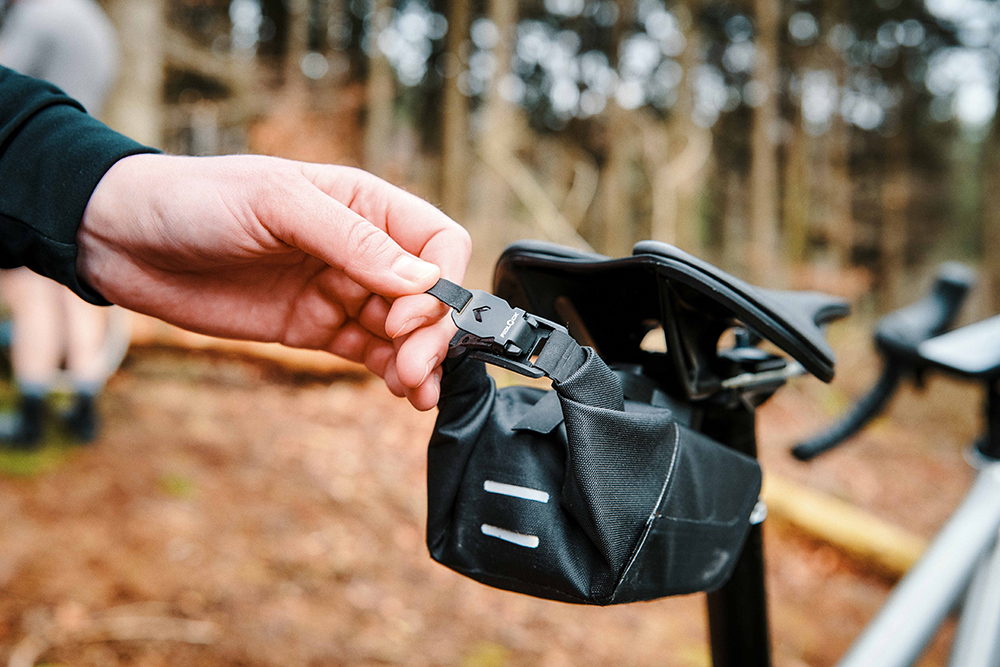 fidlock SB-10000-R00002(BLK) 20156377 PINCLIP Saddle Bag S Single  (14).jpg