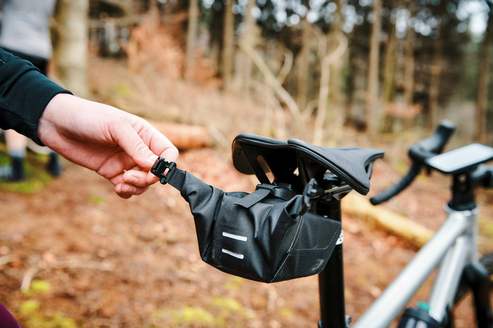 SB-10001-R00002(BLK)_PINCLIP-saddle-bag-S-+-saddle-base_outdoor_8.jpg