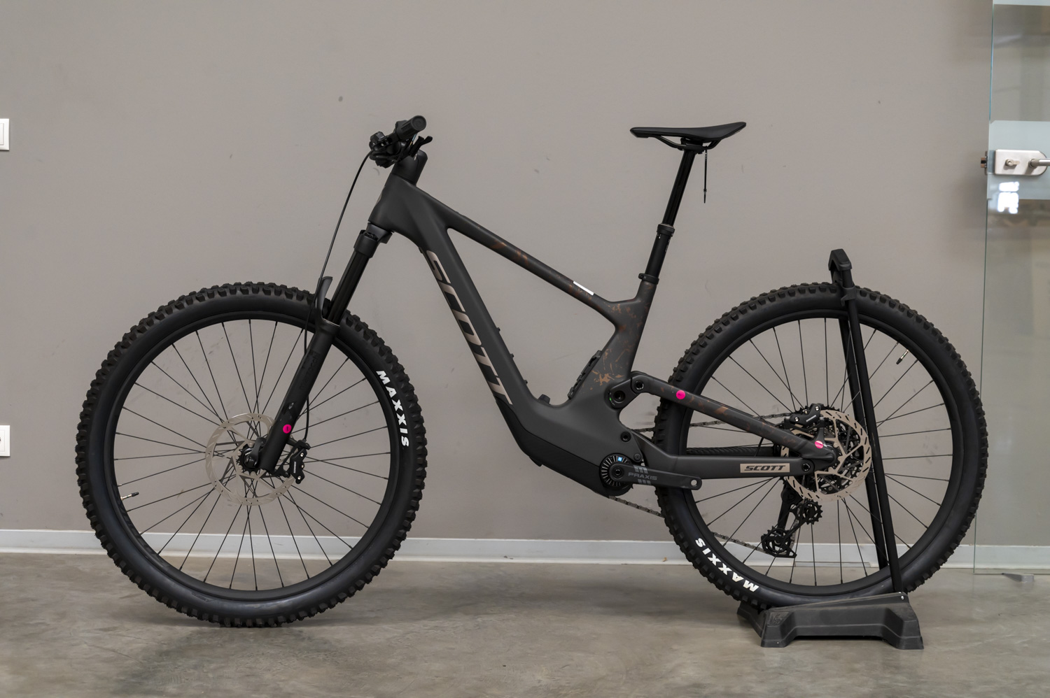 Voltage 920 Carbon Black/Crackle Bronze (brand new with a paint fault)