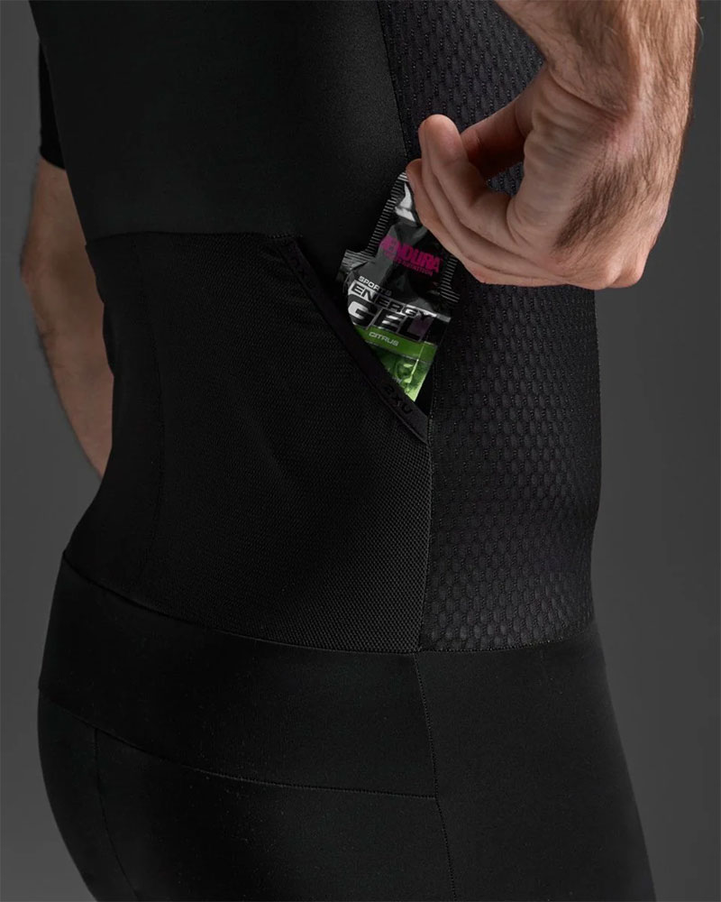 2XU_2X-MT7394D-BLKWHT‌_Aero_Hex_Sleeved_Einteiler_mit_Sitzpolster (4).jpg