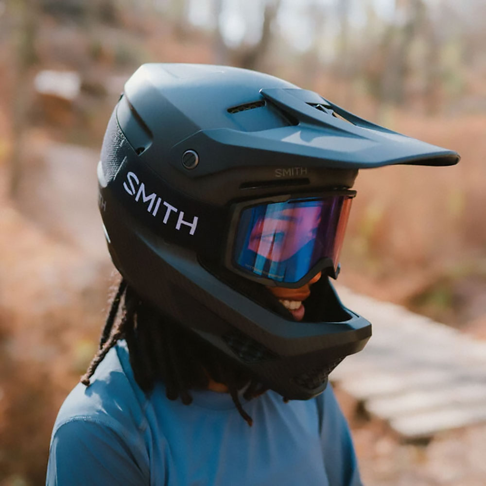 hardline-carbon-helmet_matteBlackCarbon_lifestyle04.jpg