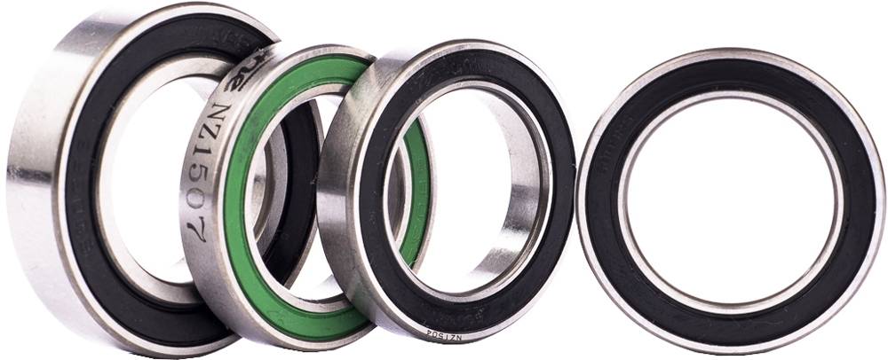 Standard bearing set for rear wheel hubs