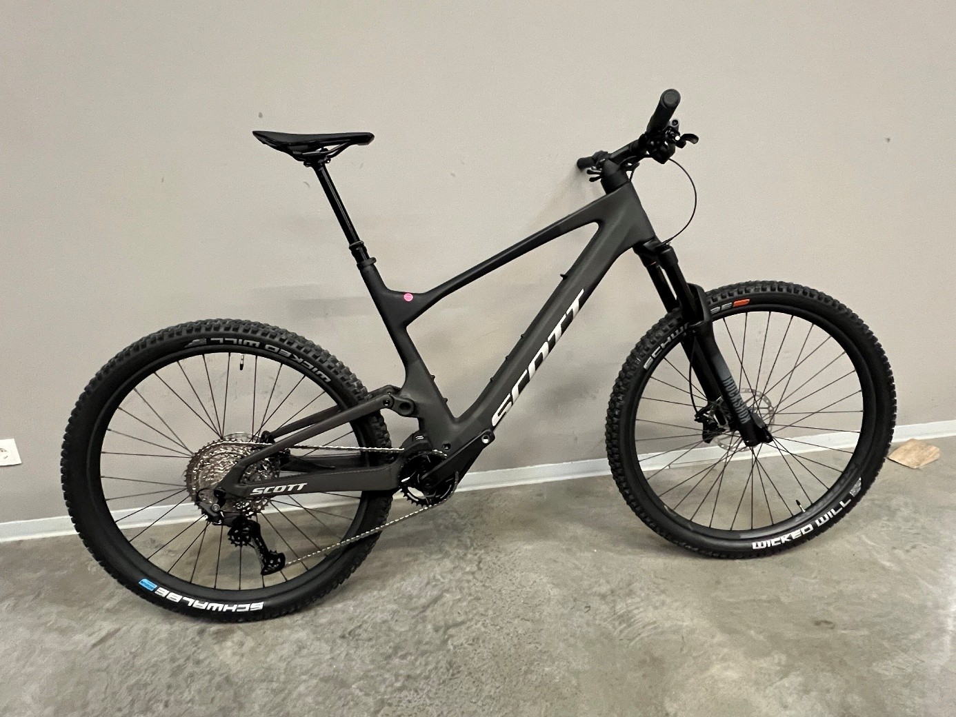 Lumen eMTB 920 negro carbono (nuevo con defecto de pintura)