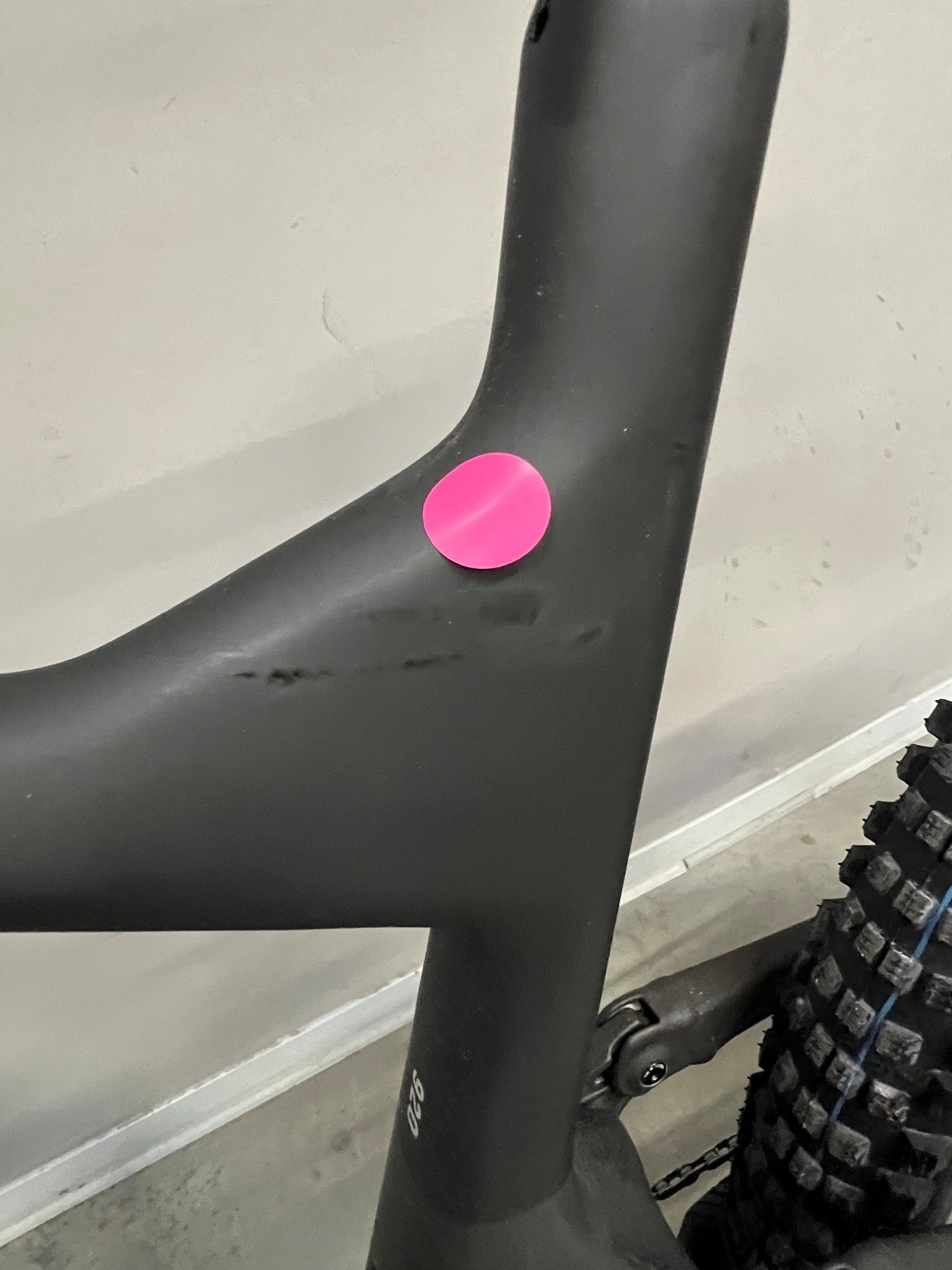 Lumen eMTB 920 negro carbono (nuevo con defecto de pintura)