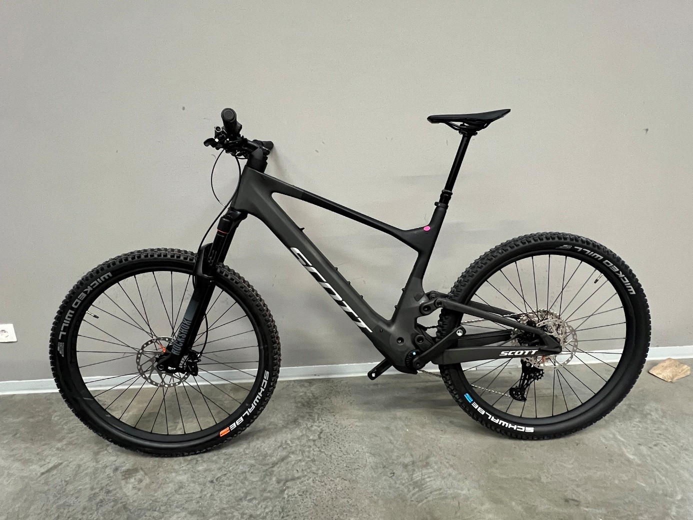 Lumen eMTB 920 negro carbono (nuevo con defecto de pintura)