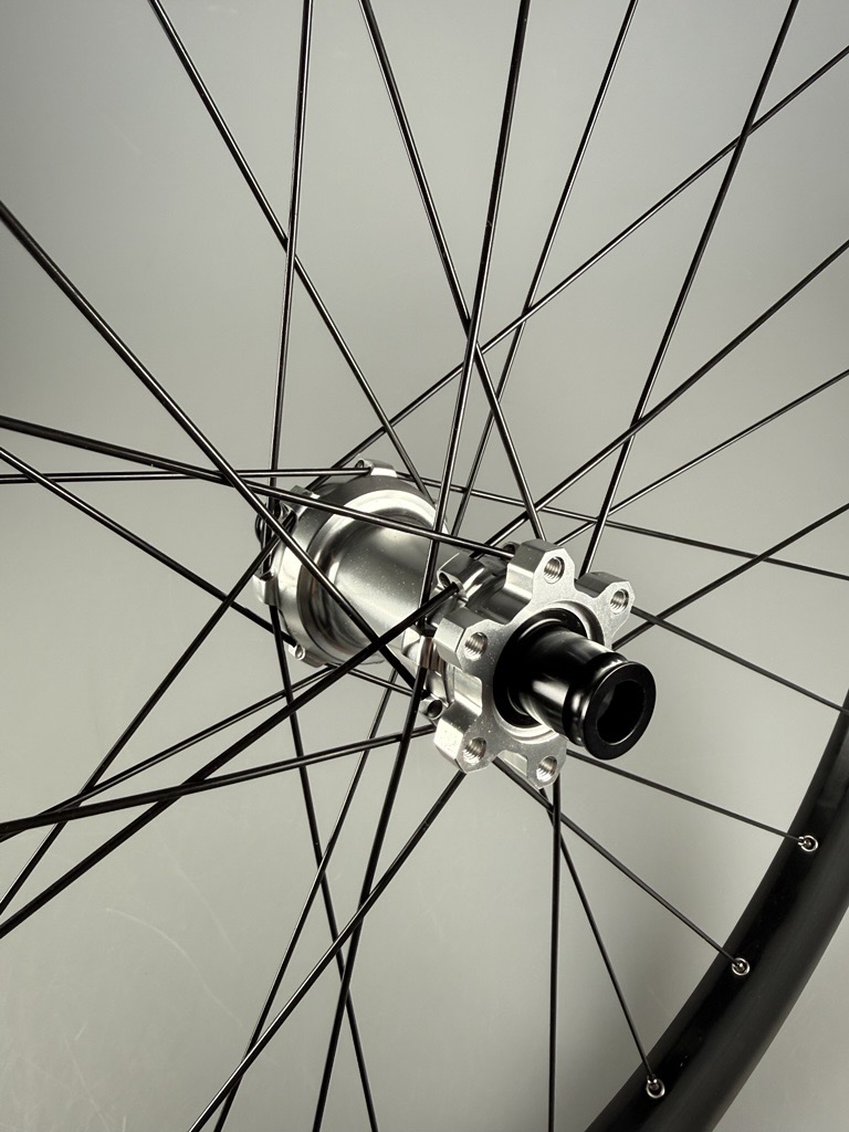 B-WARE / 27,5" Newmen FADE SP 6 fori 12x148mm XD / ruota posteriore Newmen Performance 30