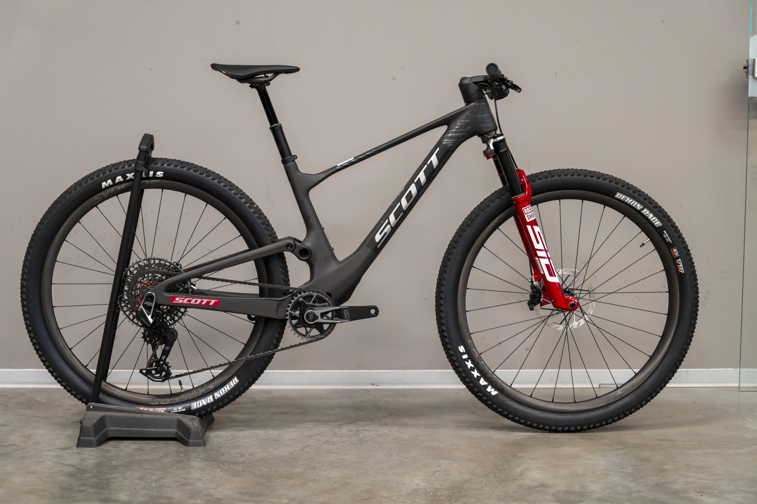 Spark RC World Cup (TW) Carbon Black (New with a paint fault)