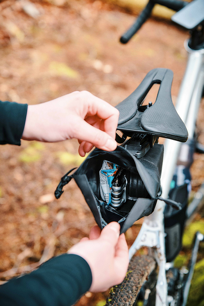 fidlock SB-10000-R00002(BLK) 20156377 PINCLIP Saddle Bag S Single  (17).jpg
