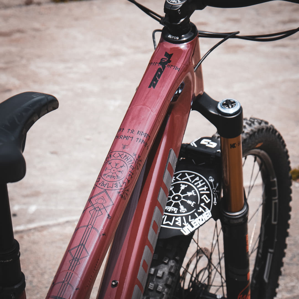unleazhed 20117769 Unscratch Frame Rahmenschutzfolie - Runes of Shred Black Glossy 8.jpg