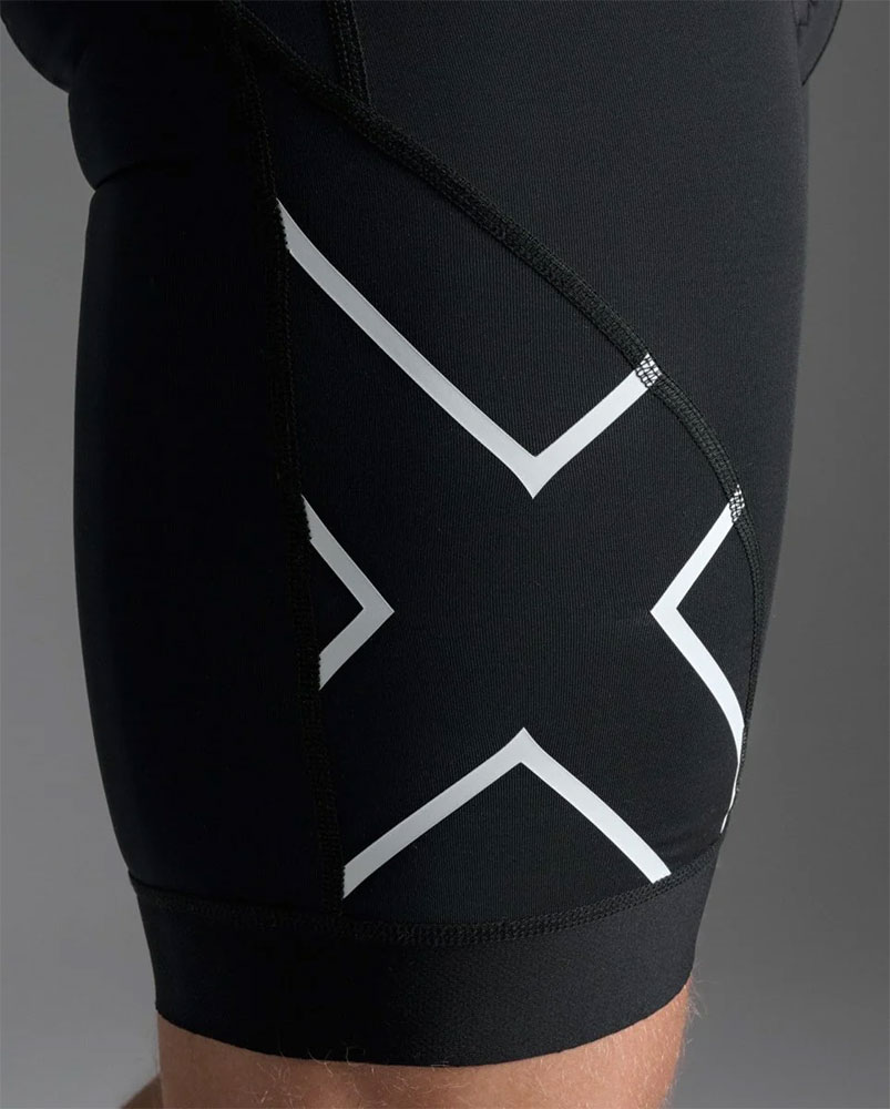 2XU_2X-MT7397D-BLKWHT‌_Core_Sleeved_Einteiler_mit_Sitzpolster (1).jpg