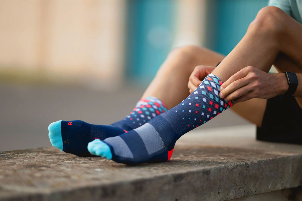 incylence-running-socks-high-cut-crystals-navy-cyan-inferno-3.jpg