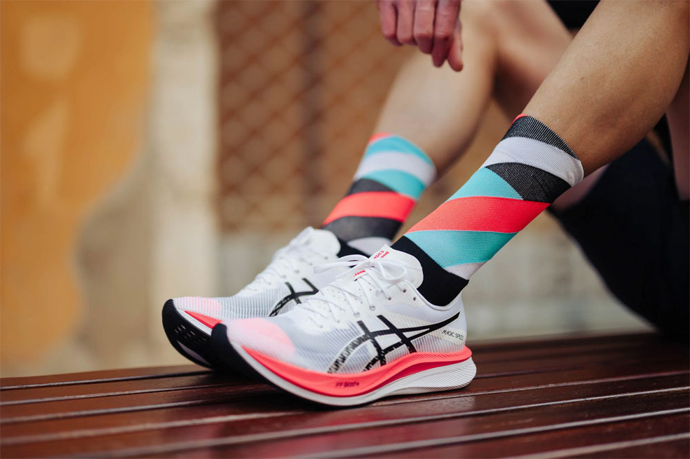 incylence-running-socks-high-cut-loops-black-cyan-inferno-4.jpg