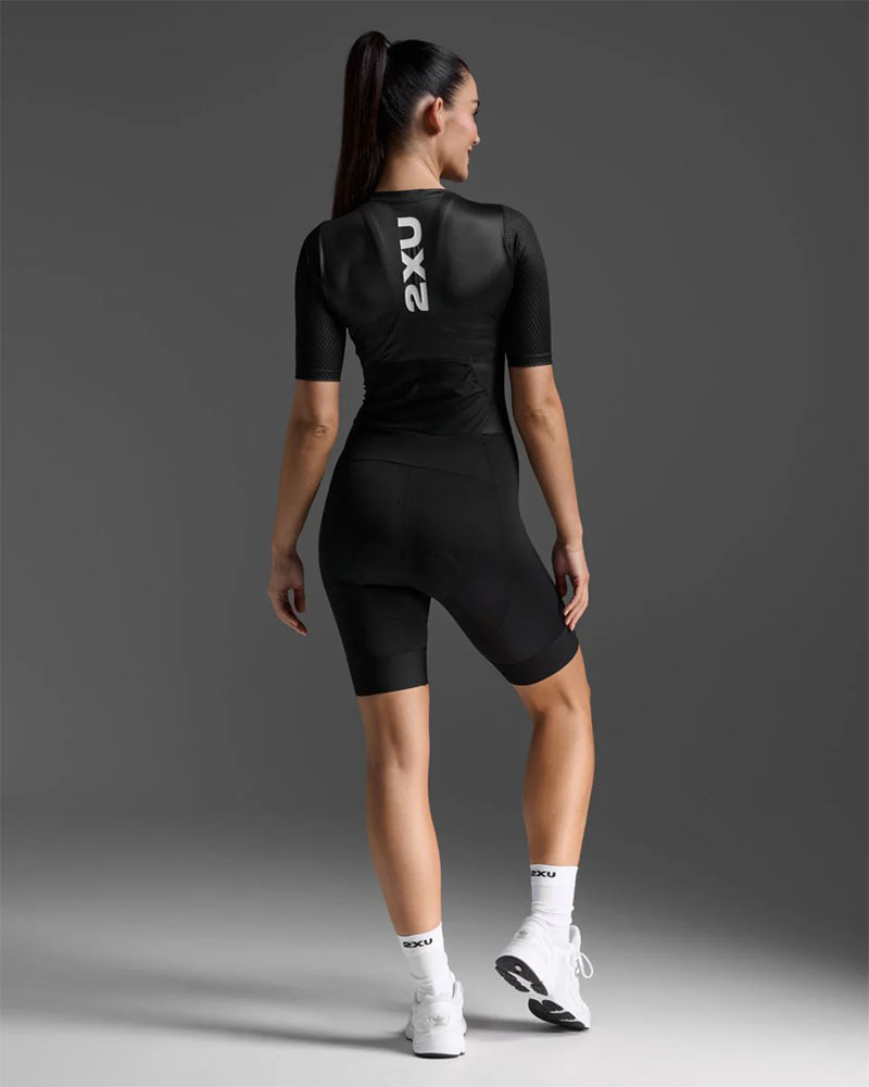 2XU_2X-WT7402D-BLKWHT‌_Aero_Hex_Sleeved_Damen_Einteiler_mit_Sitzpolster (8).jpg