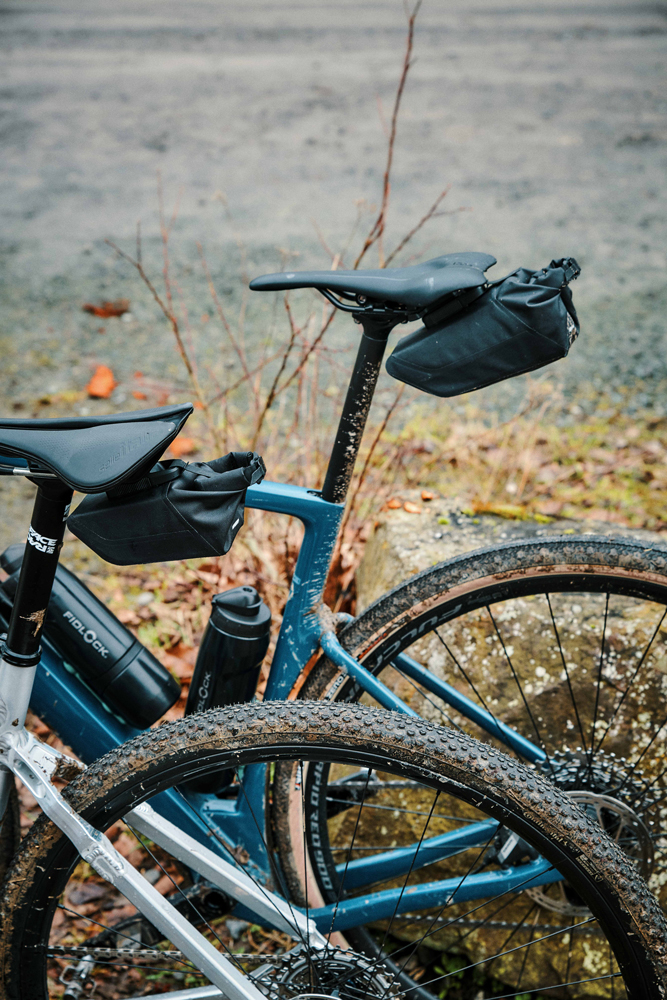 SB-20001-R00002(BLK)_PINCLIP-saddle-bag-M-+-saddle-base_outdoor_6.jpg