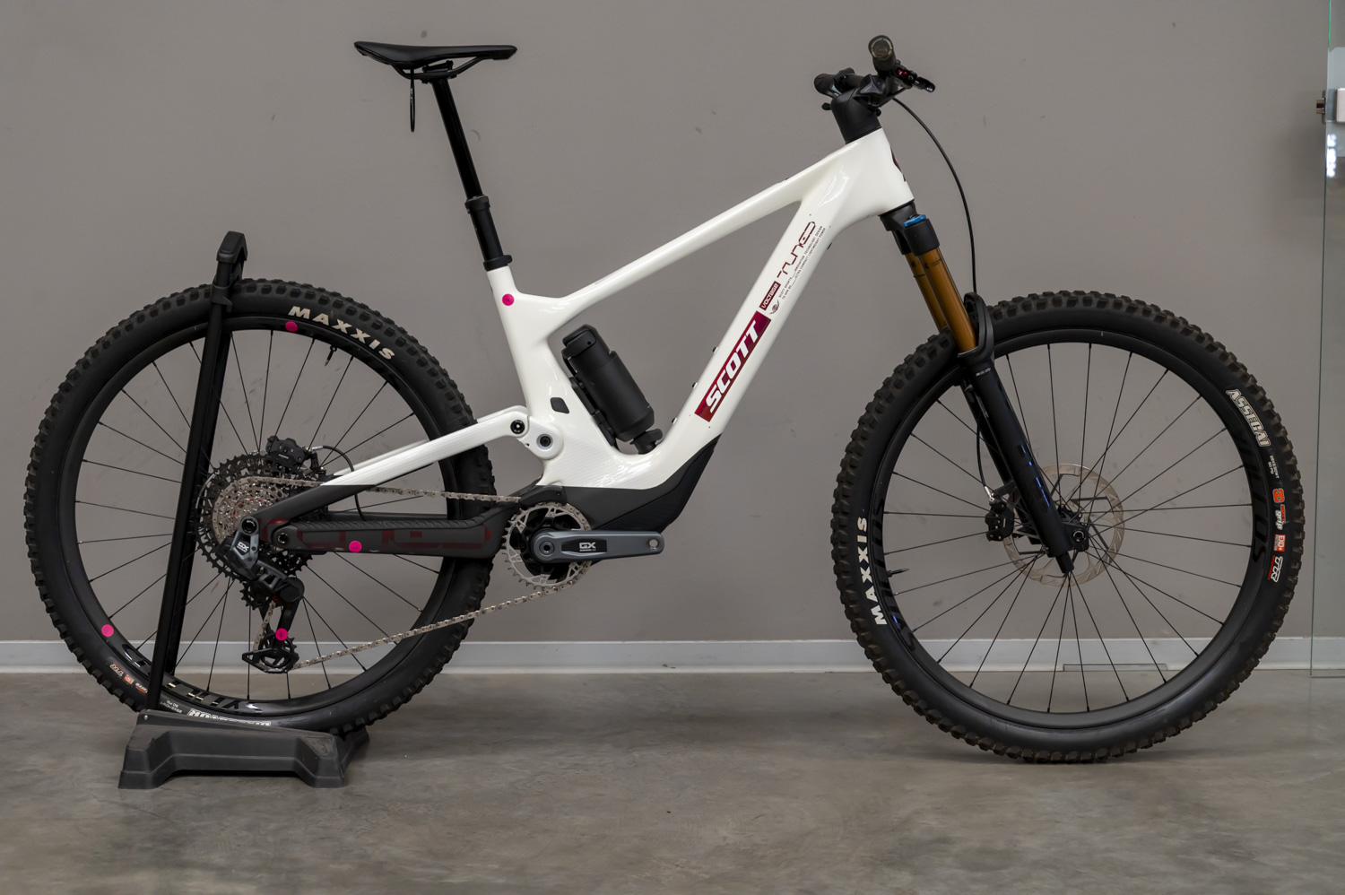 Voltage 900 Tuned Carbon Black/Pastel White (returned item)