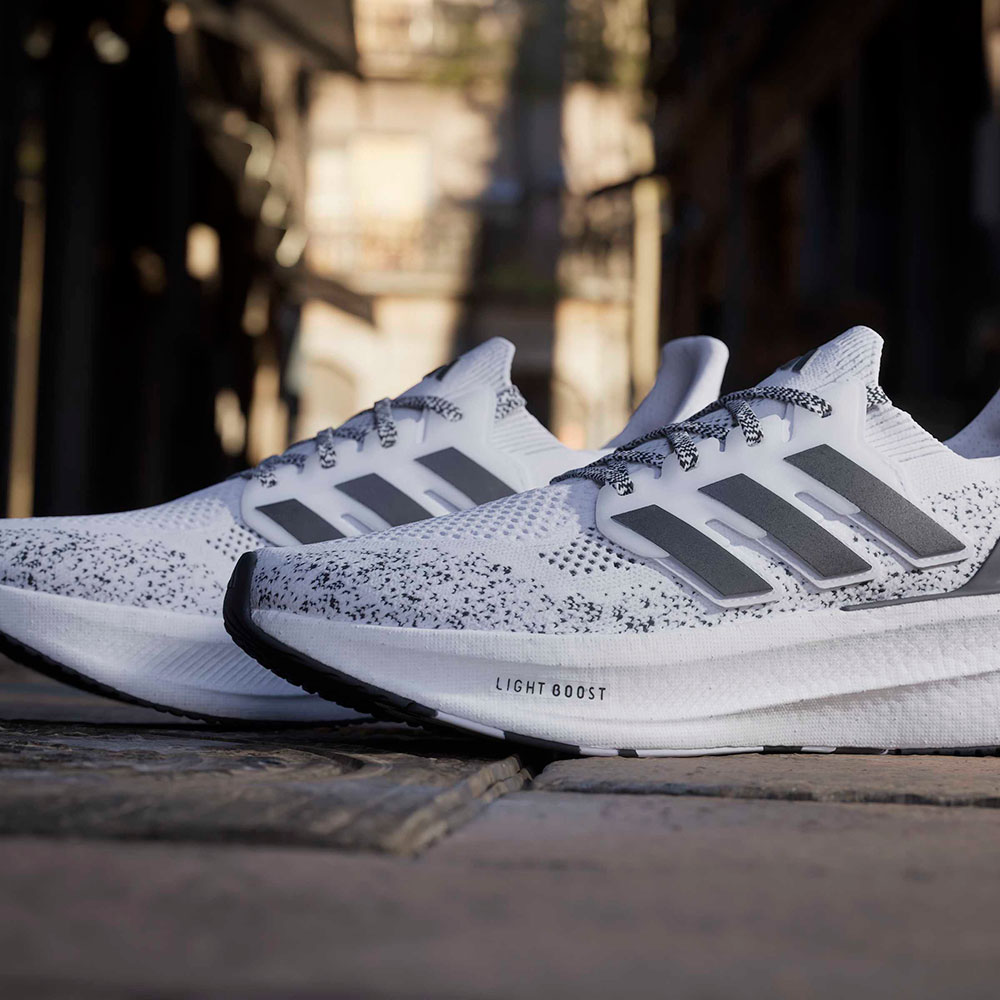 Adidas_Ultraboost5_Ftwwht_Cblack_Silvmt (1).jpg