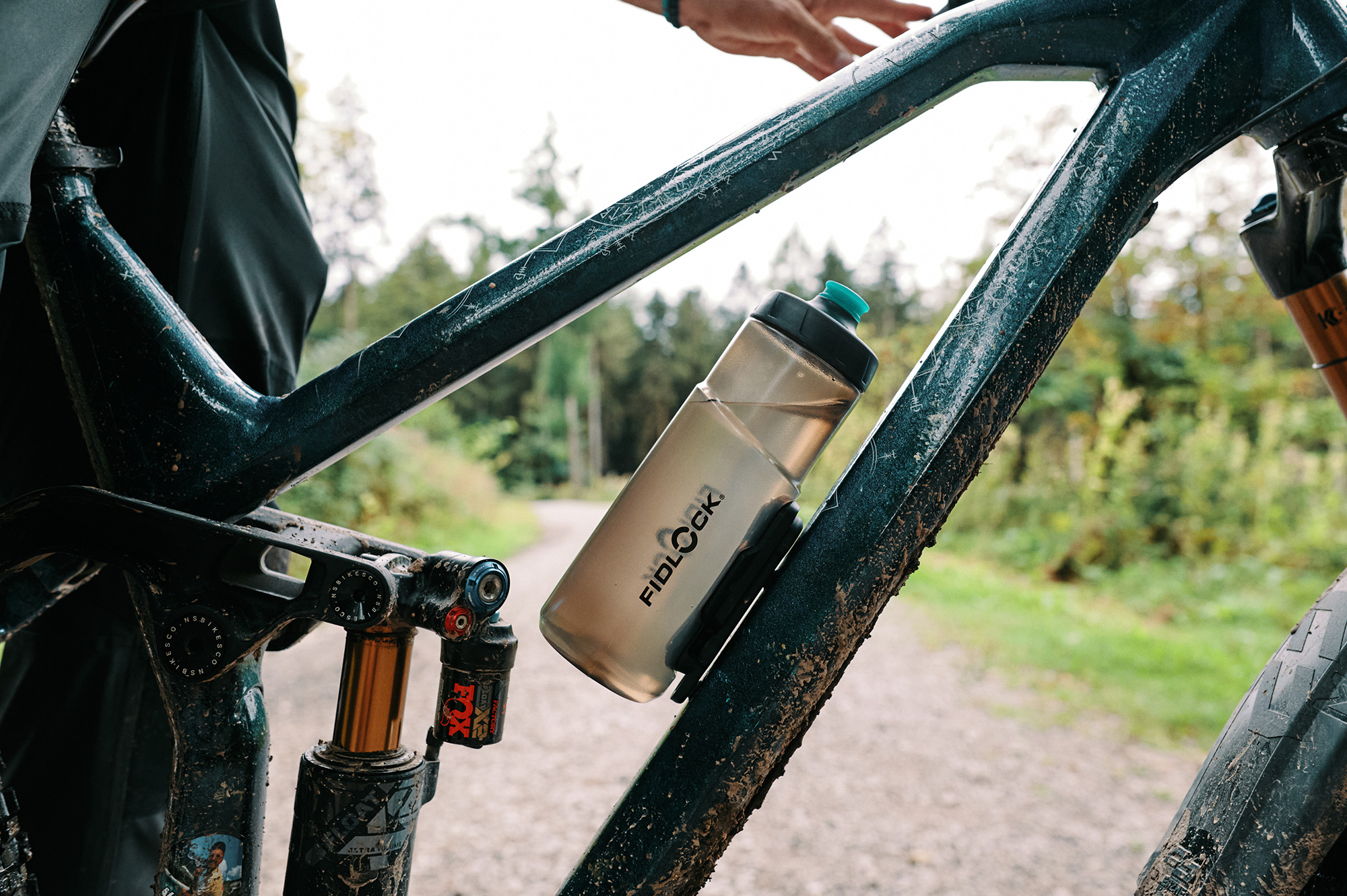 Fidlock-AB-09669(TBL)-20152623-TWIST-Bottle-600-antibacterial-+-Bike-Base--(3).jpg