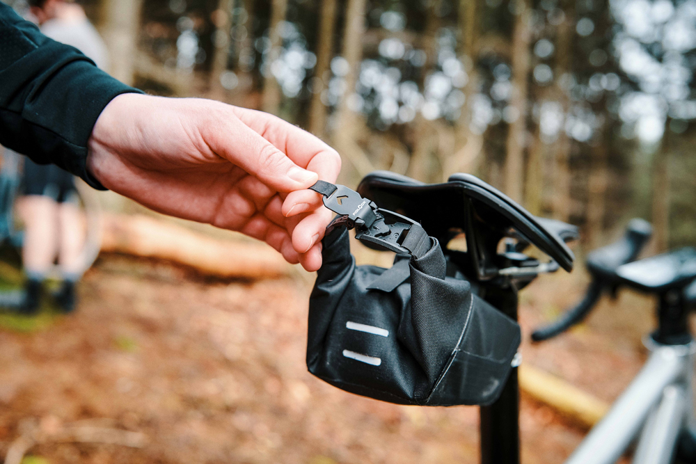 SB-10001-R00002(BLK)_PINCLIP-saddle-bag-S-+-saddle-base_outdoor_7.jpg