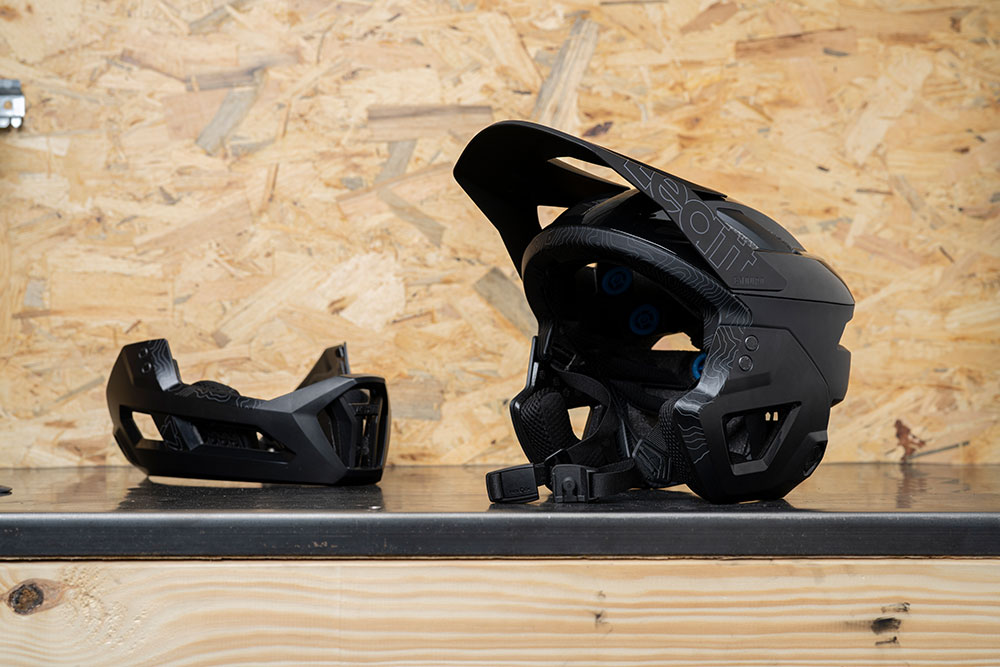 Leatt_3 Enduro_FullfaceHelmet_LE-HLT-2313_Stealth_Mood (1).jpg