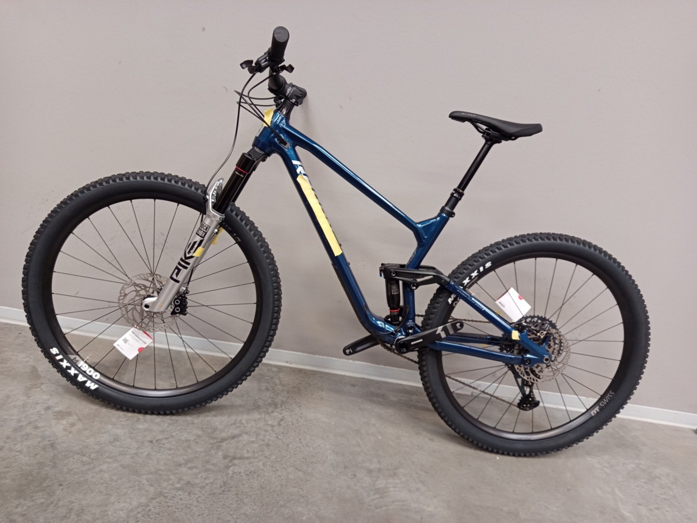 SKEEN TRAIL AL 8.0 (producto nuevo con defecto de pintura)