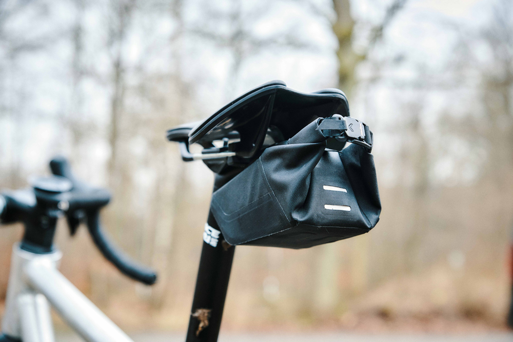 SB-10001-R00002(BLK)_PINCLIP-saddle-bag-S-+-saddle-base_outdoor_3.jpg