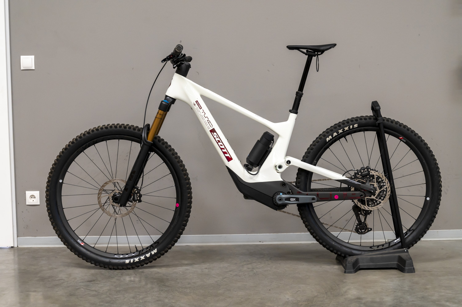 Voltage 900 Tuned Carbon Black/Pastel White (returned item)