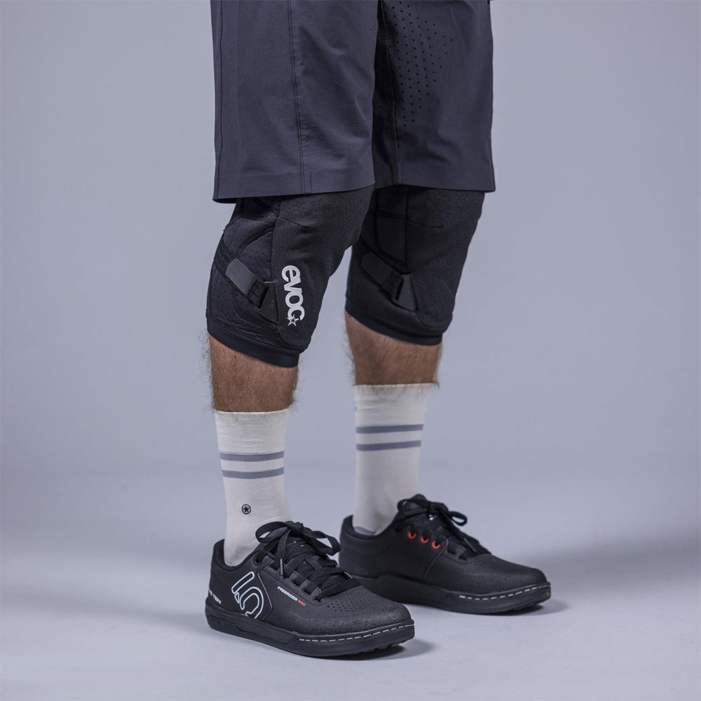 304002100_KNEE_PROTECTOR_LS_FLEX_ENDURO_dt03_1920x1920.jpg