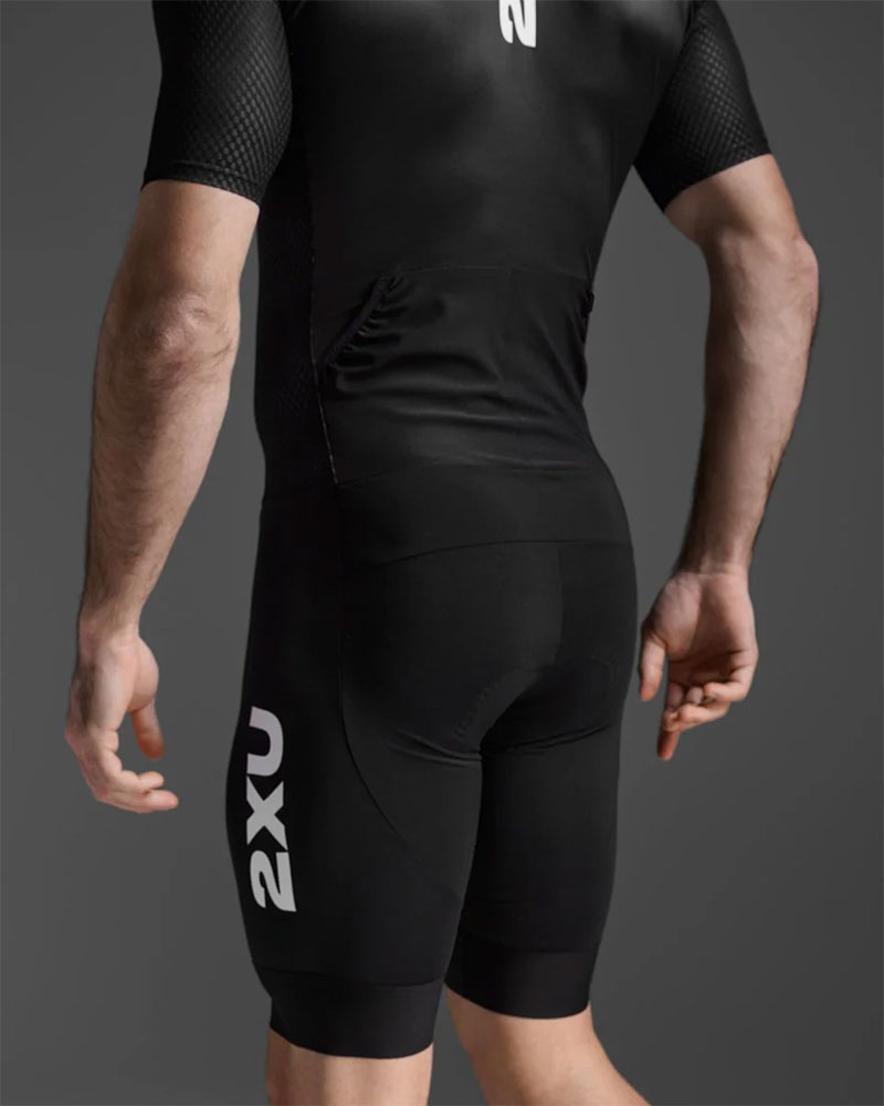 2XU_2X-MT7394D-BLKWHT‌_Aero_Hex_Sleeved_Einteiler_mit_Sitzpolster (1).jpg