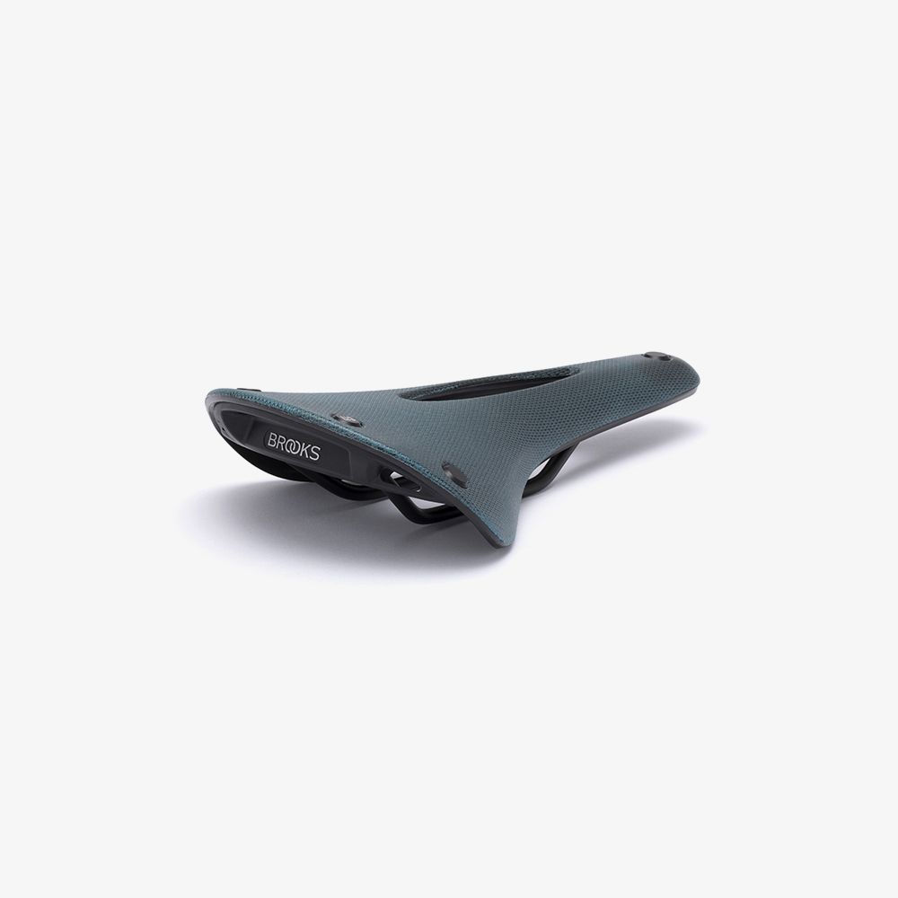 c17_carved_octane_cambium_saddle_3-4.jpg