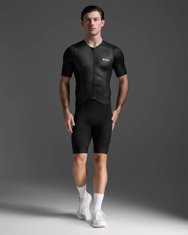 2XU_2X-MT7394D-BLKWHT‌_Aero_Hex_Sleeved_Einteiler_mit_Sitzpolster (3).jpg