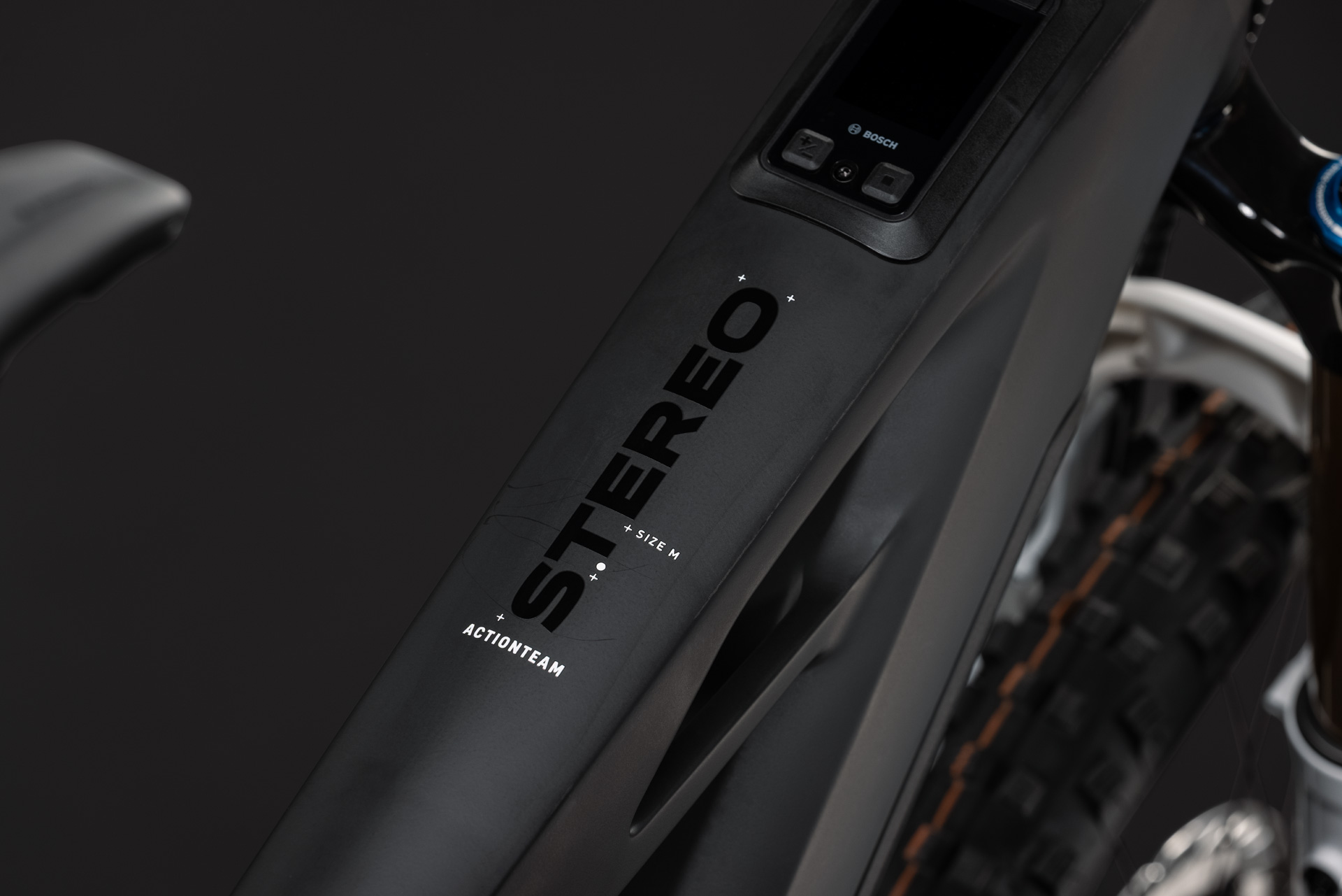 Stereo Hybrid ONE77 HPC AT 800 carbon´n´white
