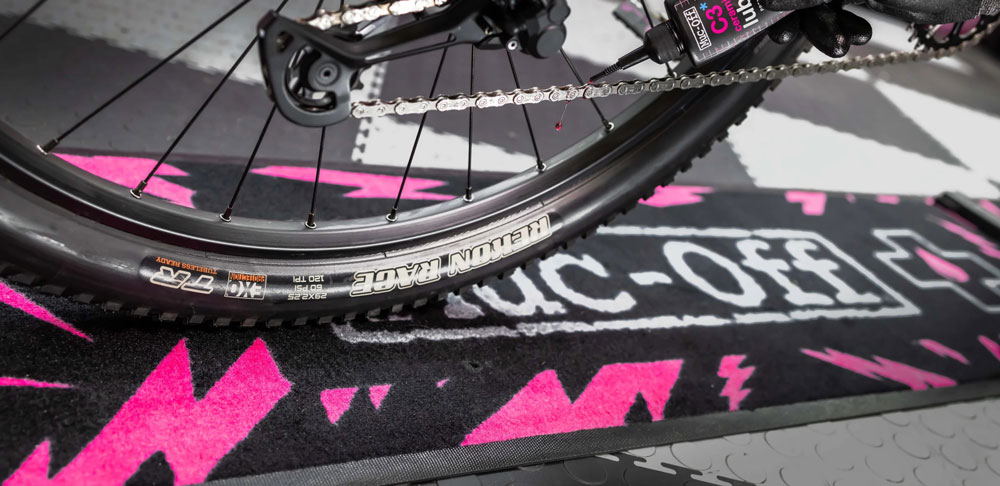 Muc-Off MU-ACC-2859-402 20118312 Absorbing Bike Mat (200x40cm)  (4).jpg