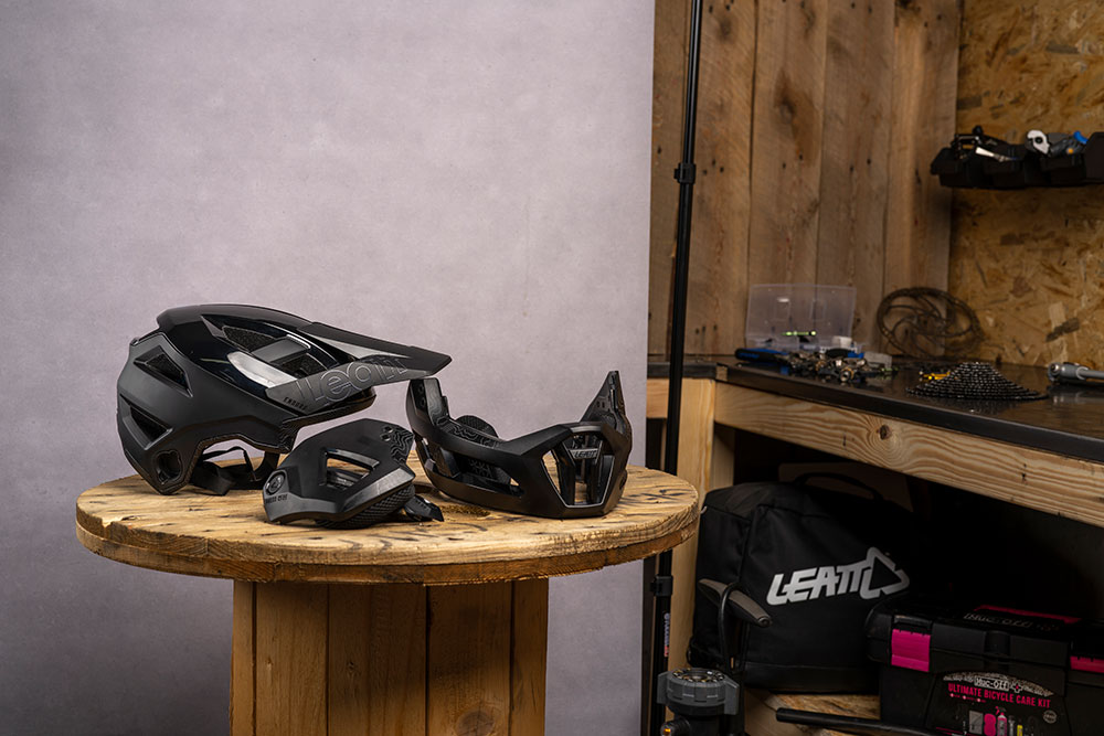 Leatt_3 Enduro_FullfaceHelmet_LE-HLT-2313_Stealth_Mood (2).jpg