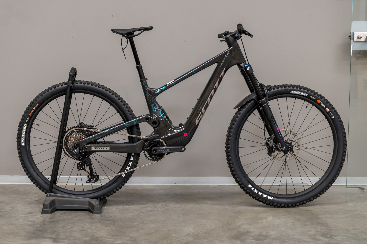 Voltage 910 Carbon Black (returned item)
