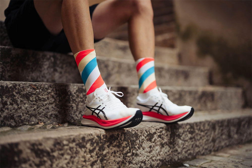 incylence-running-socks-high-cut-loops-white-blue-inferno-3.jpg