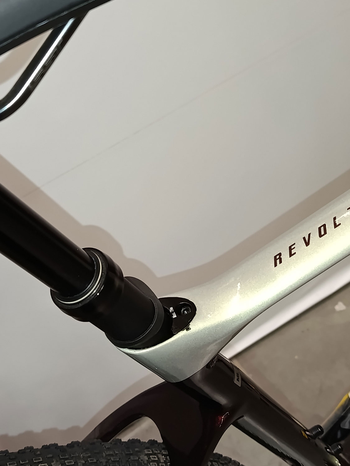 Revolt X Advanced Pro 1/V2 (nowy produkt z wadą lakierniczą)