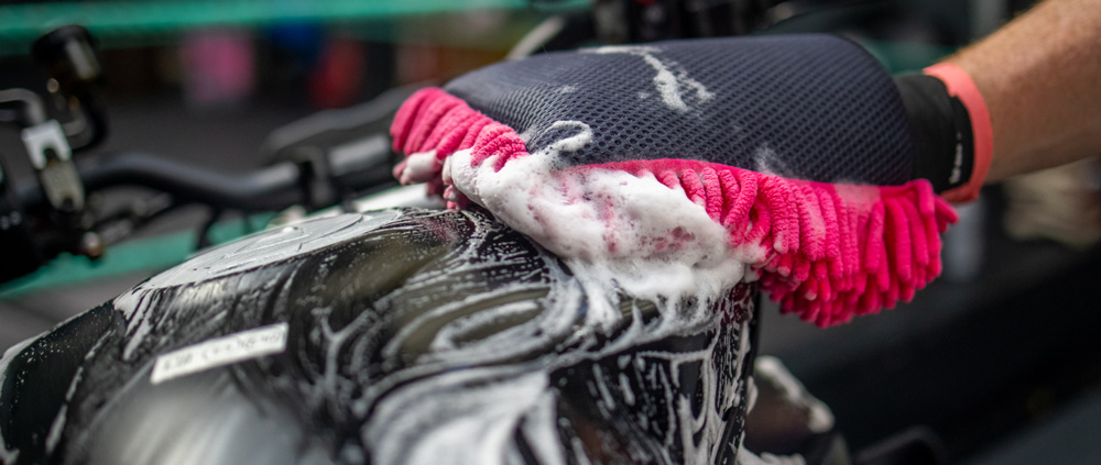 Muc-Off-Microfibre-Wash-Mitt---Reinigungshandschuh-MU-BRU-2411-4.jpg