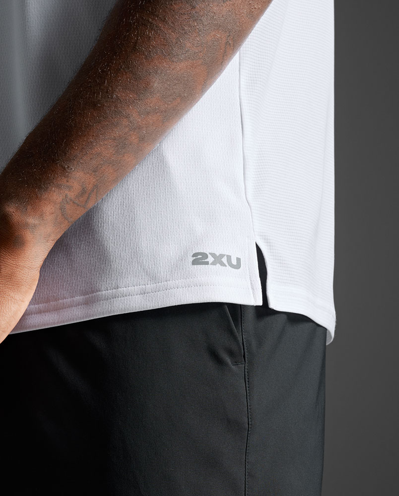 2XU_2X-MR7440A-WHTSRF_Aero_Mesh_Funktionsshirt_ärmellos (6).jpg