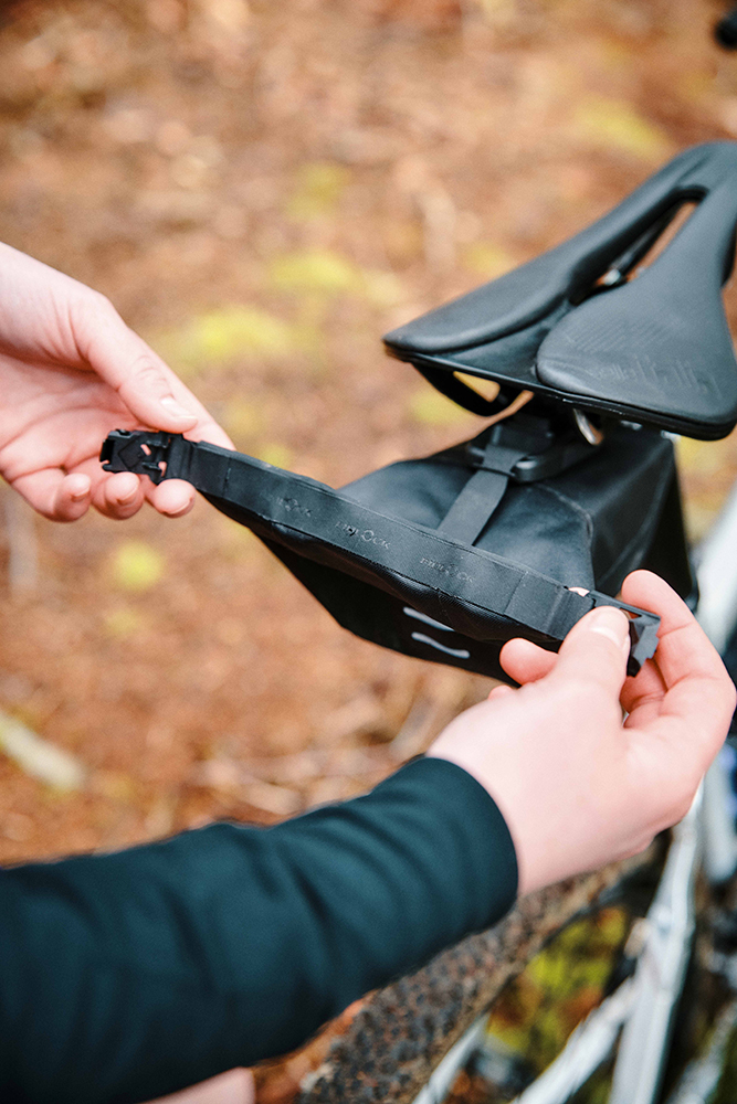 fidlock SB-10000-R00002(BLK) 20156377 PINCLIP Saddle Bag S Single  (15).jpg