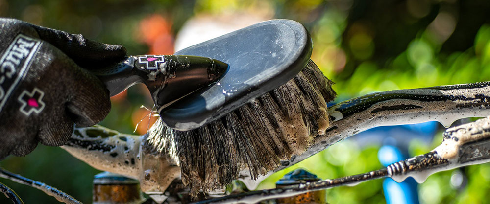 Soft-Wash-Brush-Hero-PDP-Full-width-lifestyle_1900x_crop_center.jpg