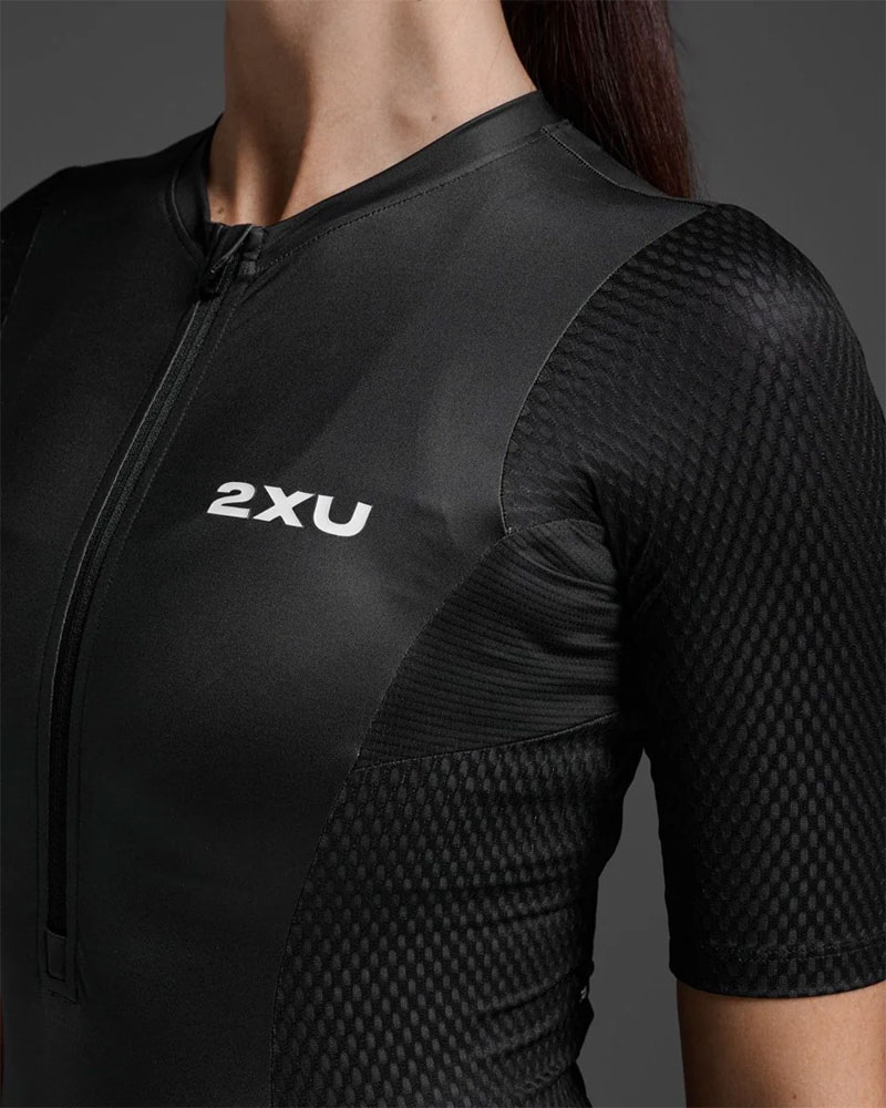 2XU_2X-WT7402D-BLKWHT‌_Aero_Hex_Sleeved_Damen_Einteiler_mit_Sitzpolster (3).jpg