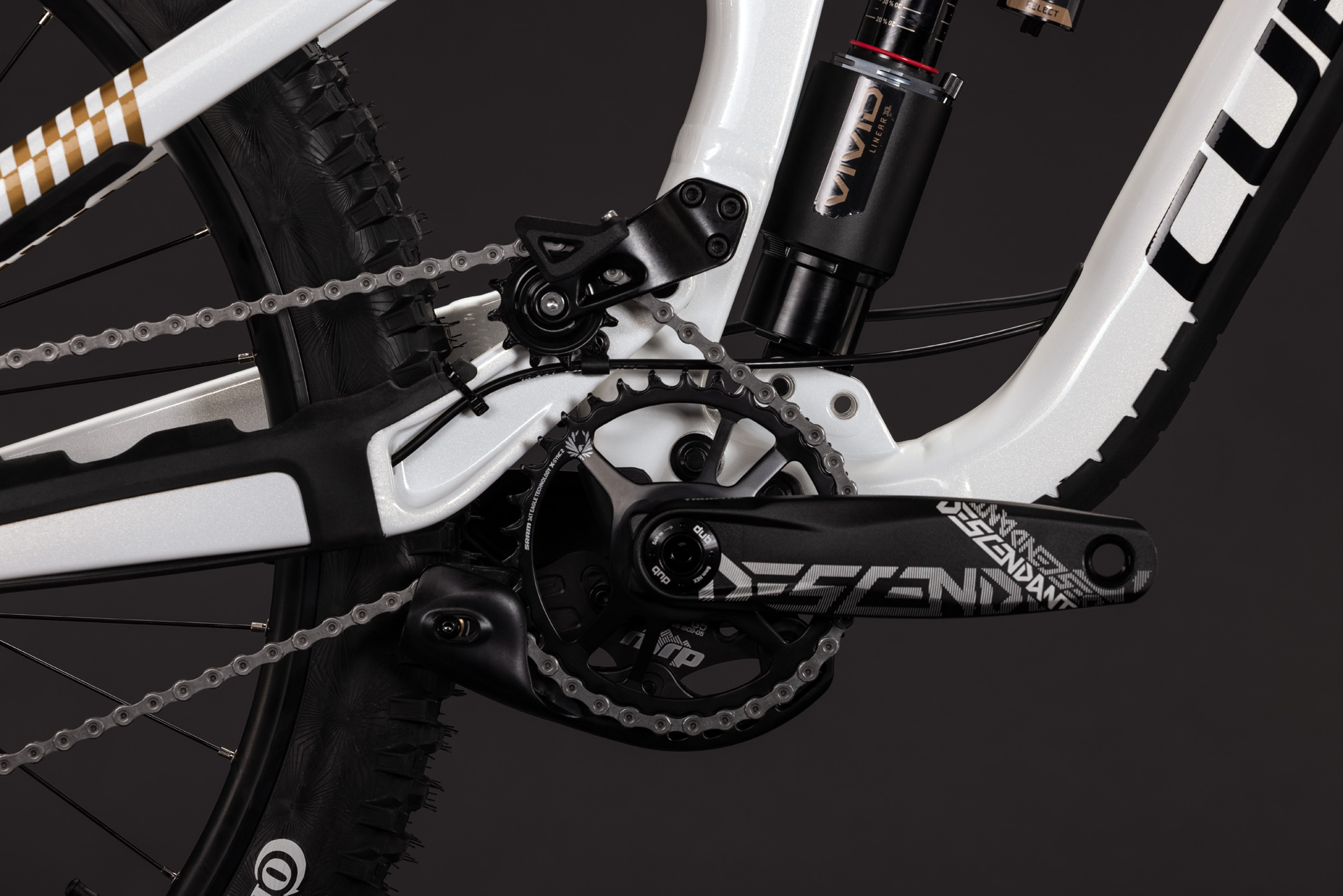TWO15 Race powdergold´n´black