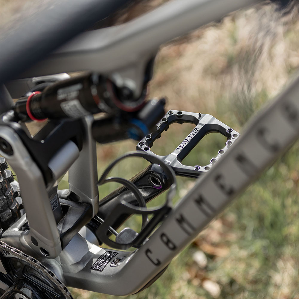 sixpack-racing-menace-3.0-pedals-stealth-black-712002-scene03.jpg