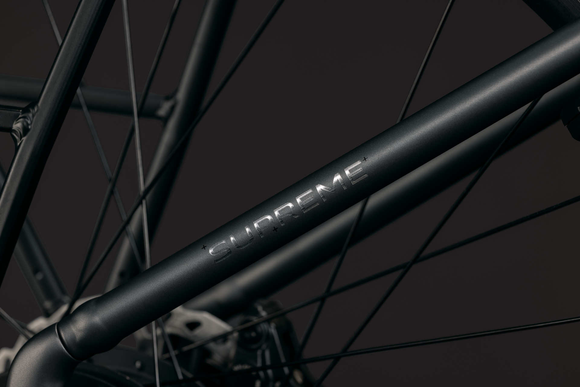 Supreme Hybrid Deluxe SLT 600 gris liso y cromo, acceso fácil