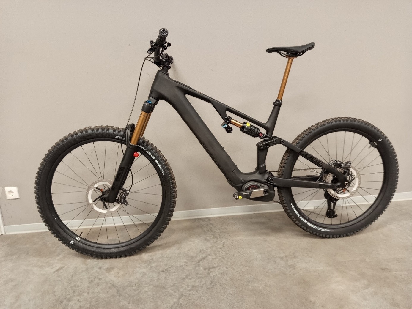 AMS Hybrid ONE77 C:62 AT 600X carbon´n´gold (Rückläufer)