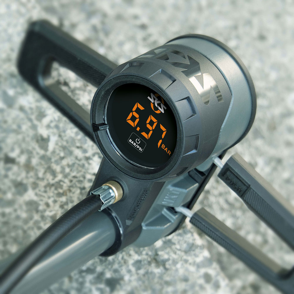RS1892_12000_rennkompressor_nxt_digi_gauge_detail_01.jpg